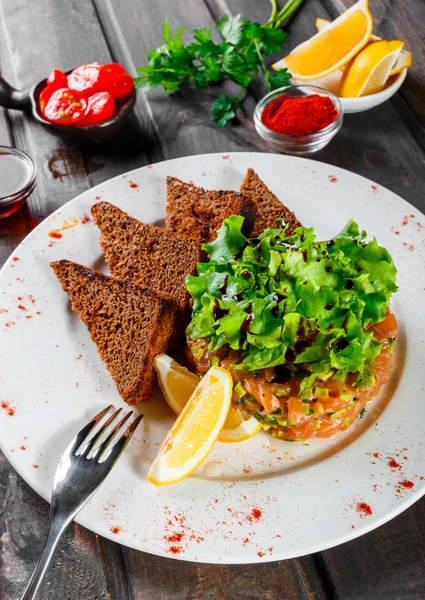 Tártaro Con Salmón Aguacate Decorado Con Verduras Plato Sobre Mesa — Foto de Stock