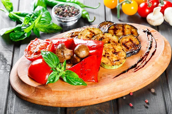 Gegrilltes Gemüse Champignons Tomaten Auberginen Paprika Auf Schneidebrett Auf Holzgrund — Stockfoto