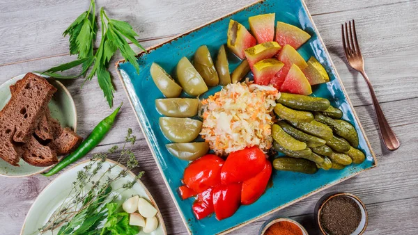 Variedad Verduras Escabeche Col Col Sandía Pimientos Pepinos Tomates Hierbas — Foto de Stock