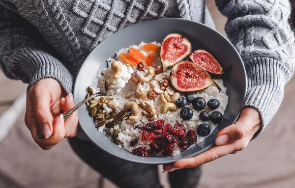 Mulher Camisola Jeans Comer Vegan Arroz Mingau Coco Com Figos — Fotografia de Stock