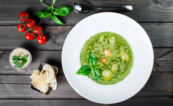 Deniz ürünleri karides çorbası peynir parmesan, otlar ve koyu ahşap arka plan üzerinde plaka üzerinde limon. Tay geleneksel yemeği. Maddeler tablosundaki