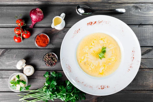 Sopa Crema Con Queso Parmesano Hierbas Pollo Plato Sobre Fondo —  Fotos de Stock