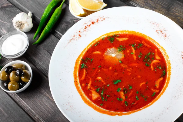 Sopa Con Carne Aceitunas Hierbas Limón Plato Servido Con Crema — Foto de Stock