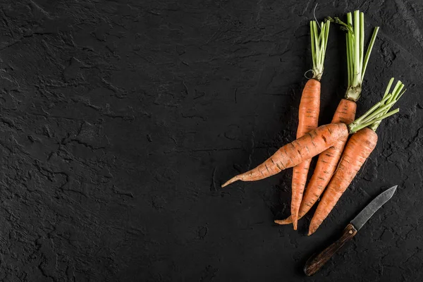 Свіжа Морква Збирається Темному Кам Яному Фоні Концепція Їжі Вид — стокове фото