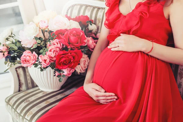 Mulher Grávida Bonita Tocando Sua Barriga Com Mãos Sala Estar — Fotografia de Stock