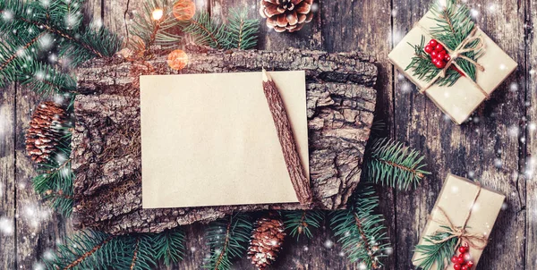 クリスマス プレゼント 樹皮のテクスチャー モミ枝 松ぼっくり 赤い装飾の木製の背景にクリスマスの手紙 クリスマスと新年あけましておめでとうございますの組成物 フラット横たわっていた トップ ビュー — ストック写真
