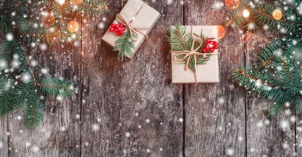 Noel Noel Hediyesi Çam Dalları Ile Ahşap Arka Plan Üzerinde — Stok fotoğraf
