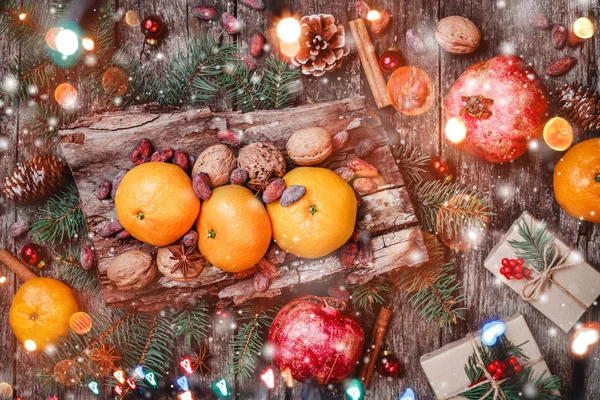 Vánoční Přání Vánoční Dárky Granátová Jablka Mandarinky Oříšky Kakaové Boby — Stock fotografie