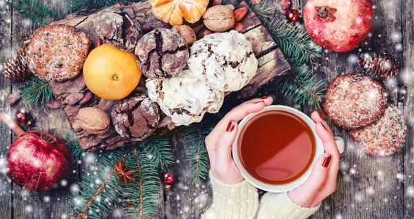 Žena Rukou Šálek Čaje Vánoční Cookies Čokoláda Čaj Granátové Jablko — Stock fotografie