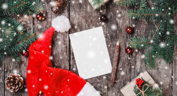 Kerst Brief Houten Achtergrond Met Rode Kerstmuts Fir Takken Dennenappels — Stockfoto