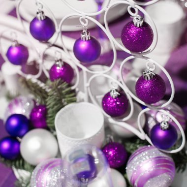 Noel tablo yer ayarını Noel Çamın dalları, koniler, süslemeleri ile ile bulanık, kıvılcım, parlayan. Happy New Year ve Xmas Tema