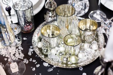 Noel tablo yer ayarını Noel Çamın dalları, koniler, süslemeleri ile ile bulanık, kıvılcım, parlayan. Happy New Year ve Xmas Tema