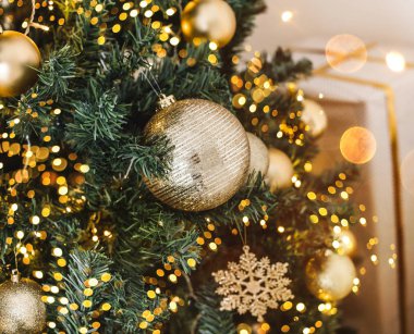 Noel ağacı arkaplanı ve karlı Noel süslemeleri, bulanık, parıltılı, parıltılı. Mutlu yıllar ve Xmas teması.