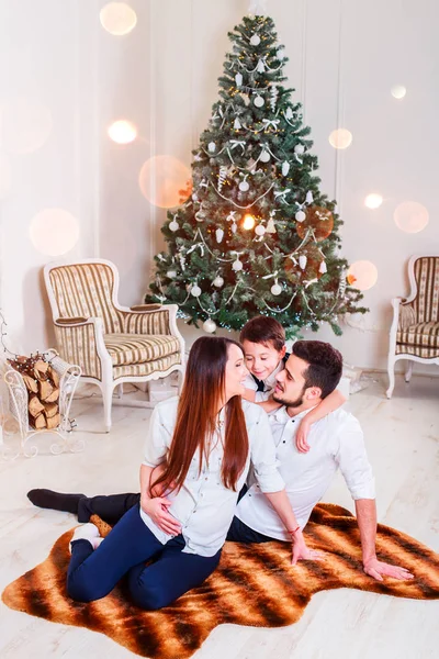 Jul Familj Leende Och Kysser Nära Xmas Trädet Vardagsrum Inrett — Stockfoto