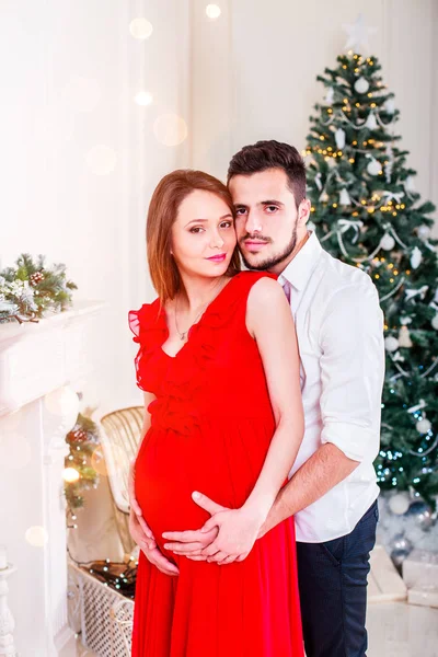 Lyckliga Familjen Paret Jul Spis Vardagsrum Inrett Xmas Tree Och — Stockfoto