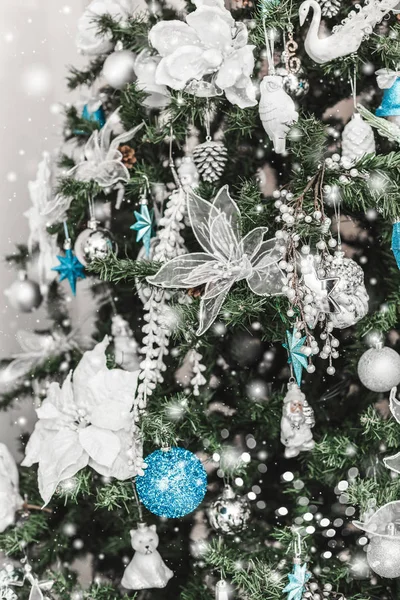 Christbaumhintergrund Und Weihnachtsschmuck Mit Schnee Verschwommen Funkelnd Leuchtend Frohes Neues — Stockfoto