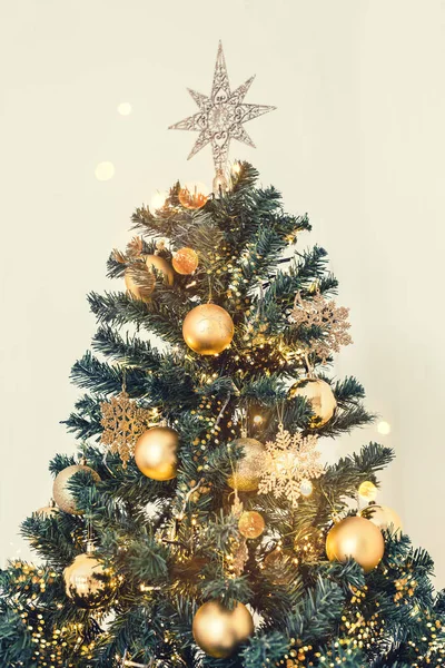 Pozadí Vánoční Strom Vánoční Ozdoby Rozmazané Jiskření Zářící Téma Vánoce — Stock fotografie