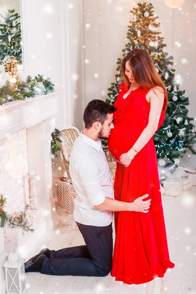 Casal Família Feliz Natal Lareira Beijo Casal Feliz Abraço Sala — Fotografia de Stock