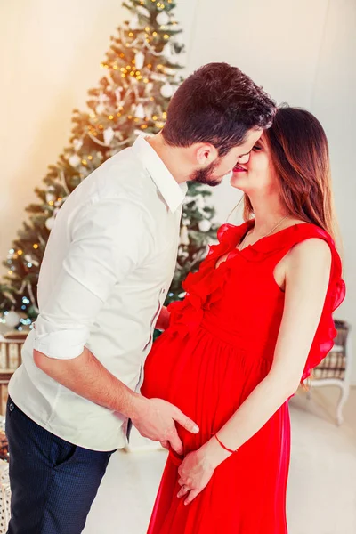 Casal Família Feliz Natal Lareira Beijo Casal Feliz Abraço Sala — Fotografia de Stock