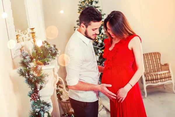 Lyckliga Familjen Paret Jul Spis Lyckliga Paret Kyss Och Kramas — Stockfoto