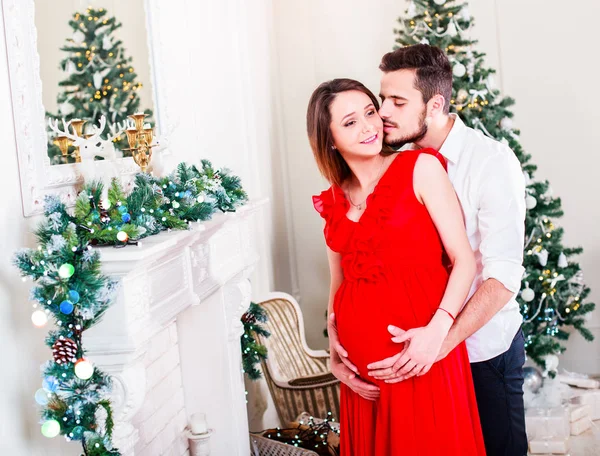 Casal Família Feliz Natal Lareira Sala Estar Decorada Com Árvore — Fotografia de Stock