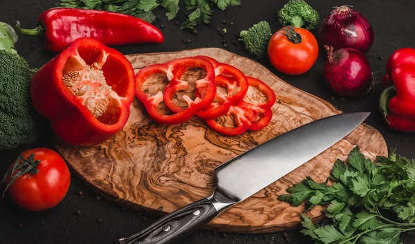 Zelenina Nožem Prkénku Kamenné Pozadí Vaření Potravin Ingredience Stole Pojem — Stock fotografie