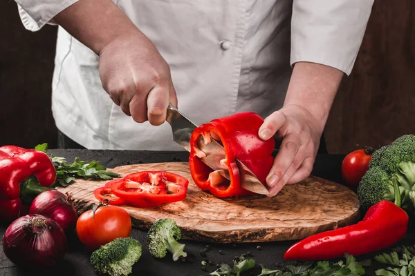 Šéfkuchař Krájení Zeleniny Nožem Kuchyň Vaření Potravin Ingredience Stole Pojem — Stock fotografie