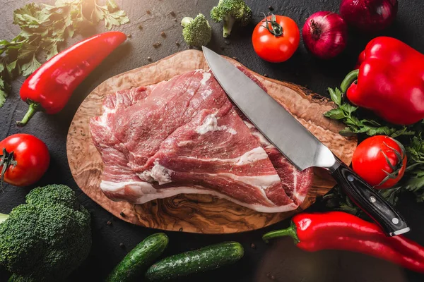 Syrové Maso Hovězí Steak Prkénku Nožem Černém Pozadí Přísadami Pro — Stock fotografie