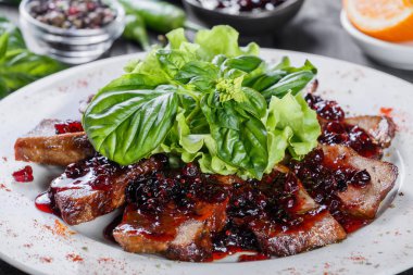 Ahşap arka plan üzerinde plaka üzerinde yabani çilek soslu kızarmış biftek et. Sıcak et yemek. Üstten görünüm.