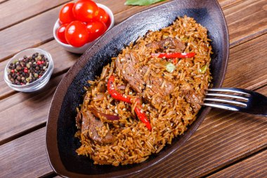 Basmati pilav et, sebze ve ahşap masa üzerinde Aromatik baharatlar ile. Hint Mutfak. Üstten görünüm.