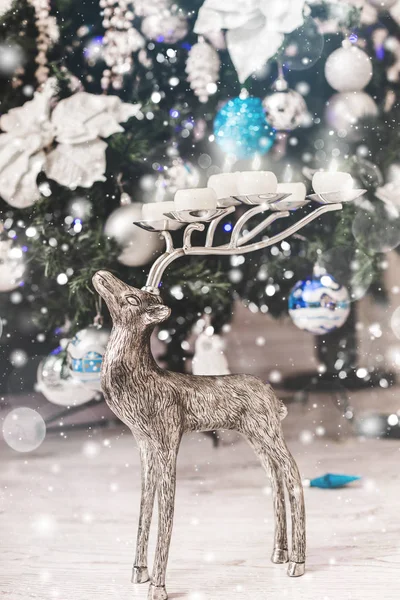 Χριστούγεννα Ελάφια Και Φόντο Χριστουγεννιάτικο Δέντρο Στολίδια Χιόνι Θολή Πυροδοτώντας — Φωτογραφία Αρχείου