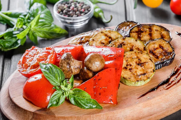 Légumes Grillés Champignons Tomates Aubergines Poivre Sur Planche Découper Sur — Photo