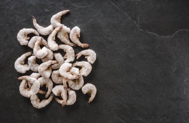 Taze kaplan karides veya karides kayrak taş zemin üzerine buz ile. Deniz ürünleri, en iyi görünüm, düz yatıyordu, kopyalama alanı.