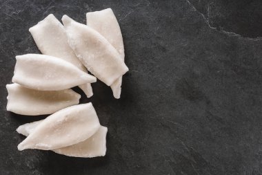 Dondurulmuş kalamar fileto kayrak taş zemin üzerine. Deniz ürünleri, en iyi görünüm, düz yatıyordu, kopyalama alanı.