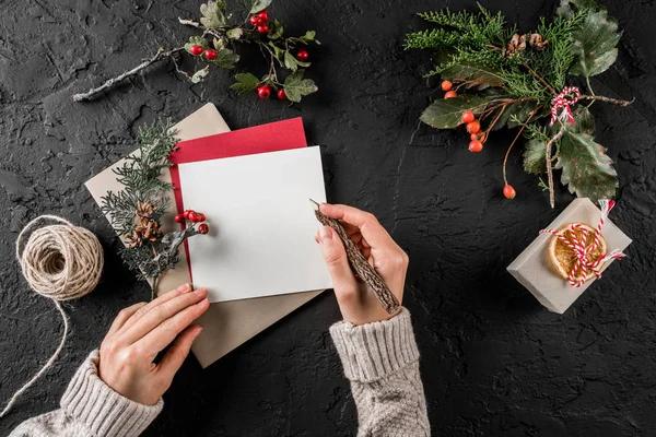 Mano Femenina Escribiendo Una Carta Santa Sobre Fondo Oscuro Con — Foto de Stock