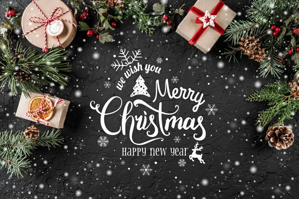 Weihnachten Und Neujahr Typographisch Auf Feiertagshintergrund Mit Tannenzweigen Geschenken Beeren — Stockfoto