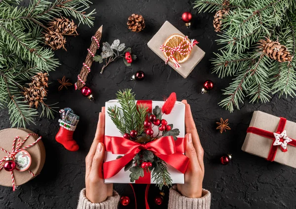 Mani Femminili Possesso Confezione Regalo Natale Con Nastro Rosso Sfondo — Foto Stock