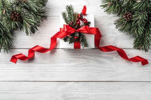 Caixa Presente Natal Com Fita Vermelha Fundo Madeira Branco Quadro — Fotografia de Stock