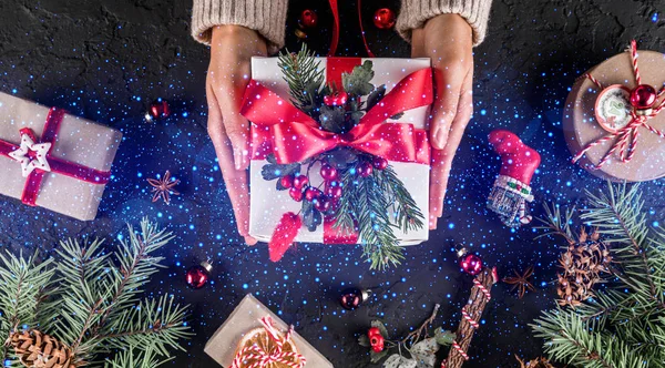 Mains Féminines Tenant Boîte Cadeau Noël Avec Ruban Rouge Sur — Photo