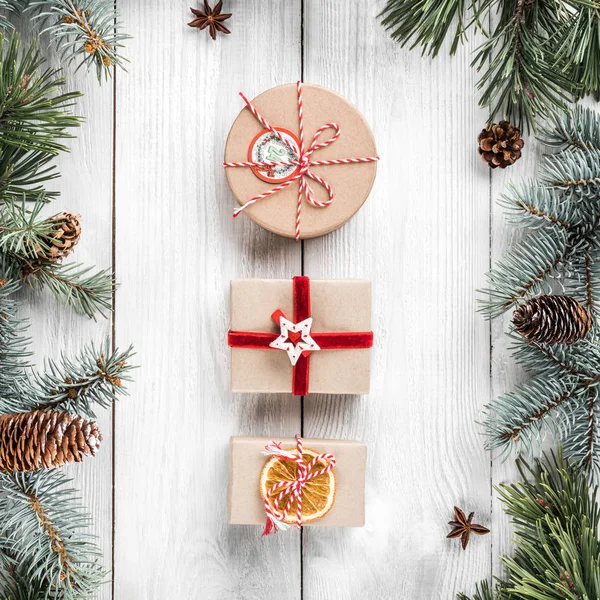 白地のモミの枝 松ぼっくりで木製のクリスマス ギフト ボックス テーマはクリスマスと新年あけましておめでとうございます フラット横たわっていた トップ ビュー — ストック写真