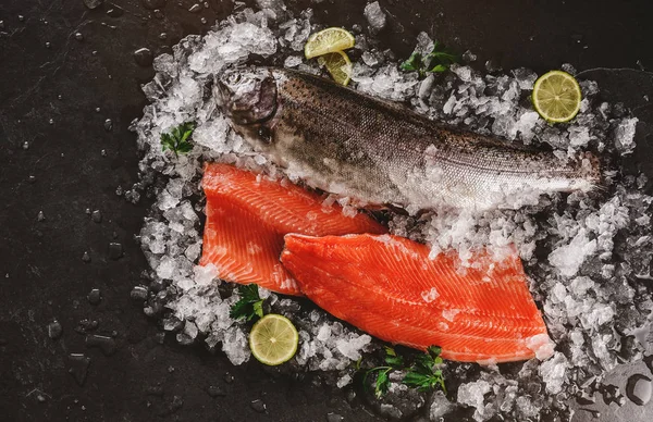 신선한 물고기 스테이크와 어두운 평면도 얼음에 향신료와 물고기 — 스톡 사진