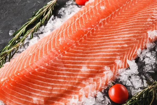 Bife Peixe Salmão Cru Fresco Com Especiarias Gelo Sobre Fundo — Fotografia de Stock