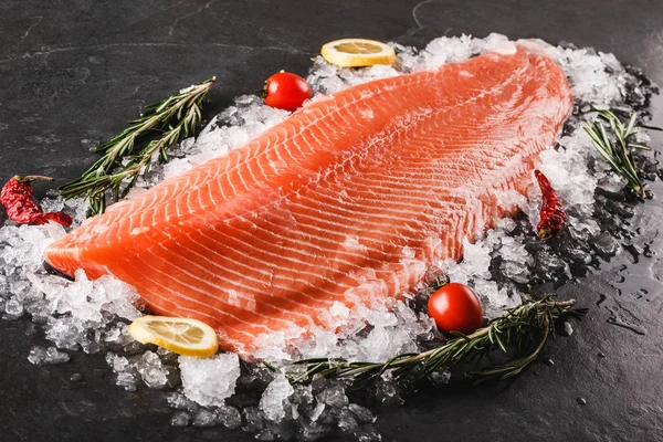 Bife Peixe Salmão Cru Fresco Com Especiarias Gelo Sobre Fundo — Fotografia de Stock