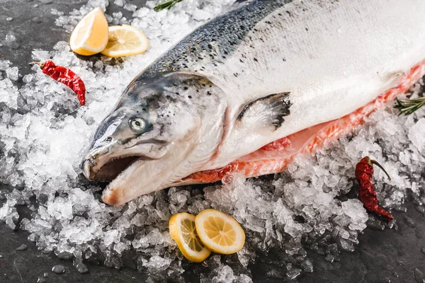 Poisson Rouge Saumon Cru Frais Avec Des Épices Sur Fond — Photo