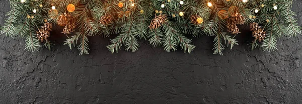 Tannenzweige Mit Lichtern Auf Dunkelschwarzem Hintergrund Weihnachten Und Ein Frohes — Stockfoto