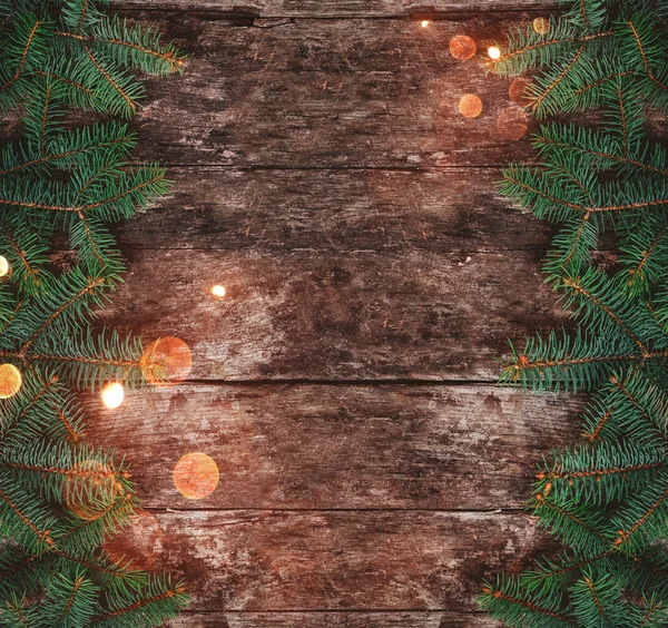 Χριστουγεννιάτικο Έλατο Κλαδιά Φώτα Και Κόκκινες Διακοσμήσεις Ξύλινο Υπόβαθρο Χριστούγεννα — Φωτογραφία Αρχείου