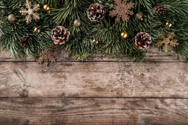 Noel köknar şube, çam kozalakları ve ahşap zemin üzerine altın dekorasyon yaratıcı düzen çerçeve yaptı. Noel ve yeni yıl tema. Düz yatıyordu, en iyi görünümü