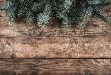 Yaratıcı düzen Noel köknar yapılan ahşap arka plan dallarda. Noel ve yeni yıl tema. Düz yatıyordu, en iyi görünümü
