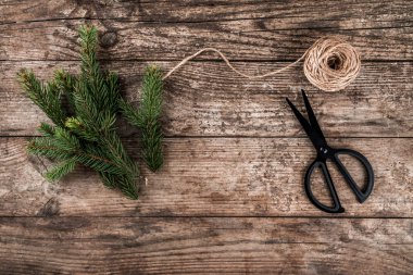 Noel çam dalları, makas ve Jüt dekore edilmiş Noel kartı için ahşap arka plan üzerinde skein. Noel ve mutlu yeni yıl kartı. Düz yatıyordu, en iyi görünümü
