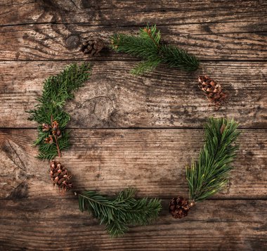Noel çelenk köknar dalı, koni ahşap arka plan üzerinde. Noel ve mutlu yeni yıl kompozisyon. Düz yatıyordu, en iyi görünümü